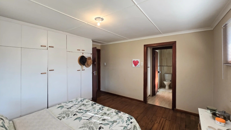 6 Bedroom Property for Sale in Cove Rock Eastern Cape